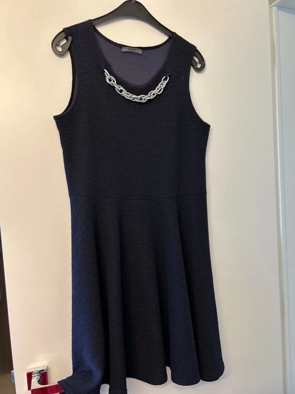 Donkerblauwe jurk met accentketting